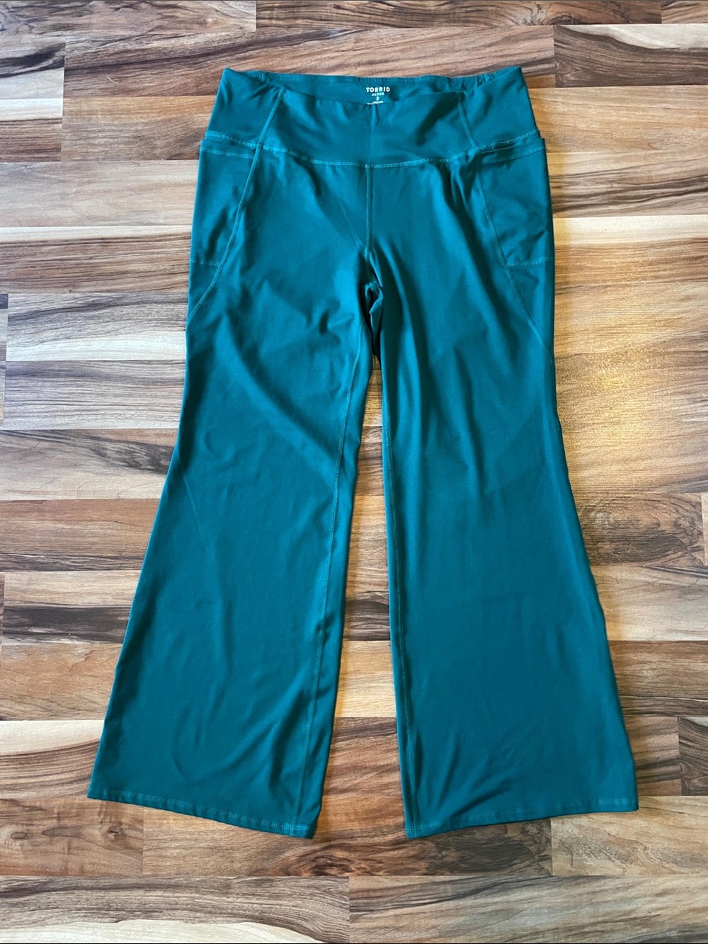 Torrid Active flare leggings with pockets size 2 2x 18 20